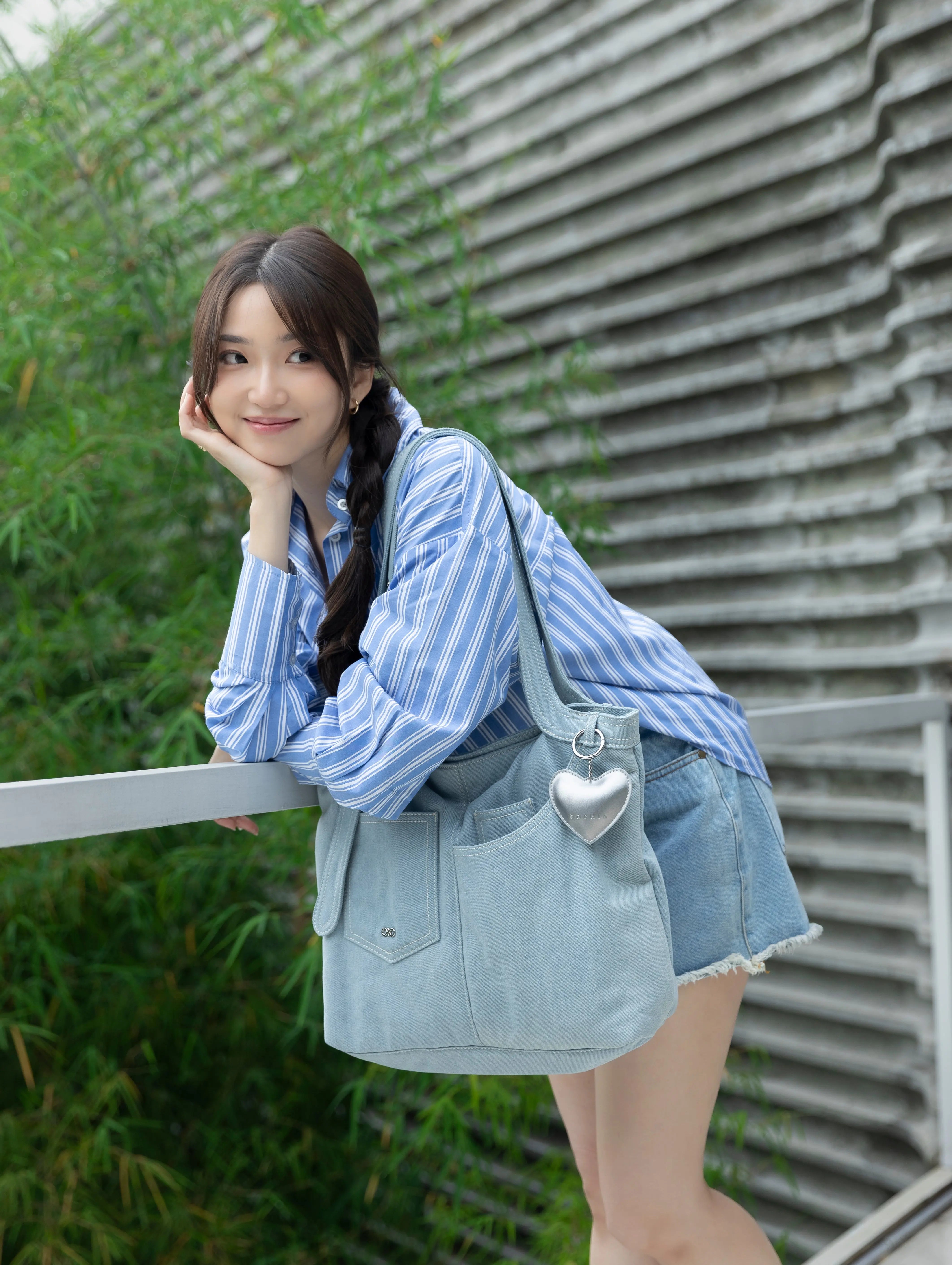 SIGNATURE POCKET DENIM TOTE BAG IN MID WASH DENIM TSL Singapore