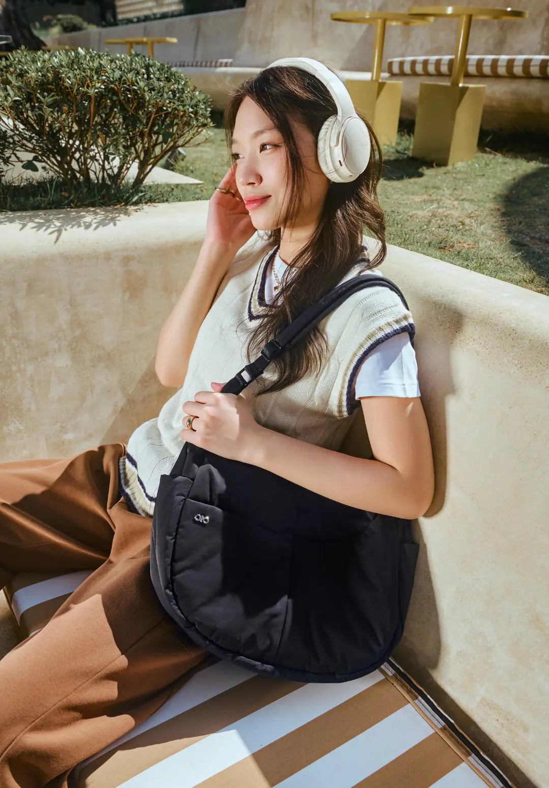 XL SIGNATURE POCKET CROSSBODY BAG IN JET BLACK