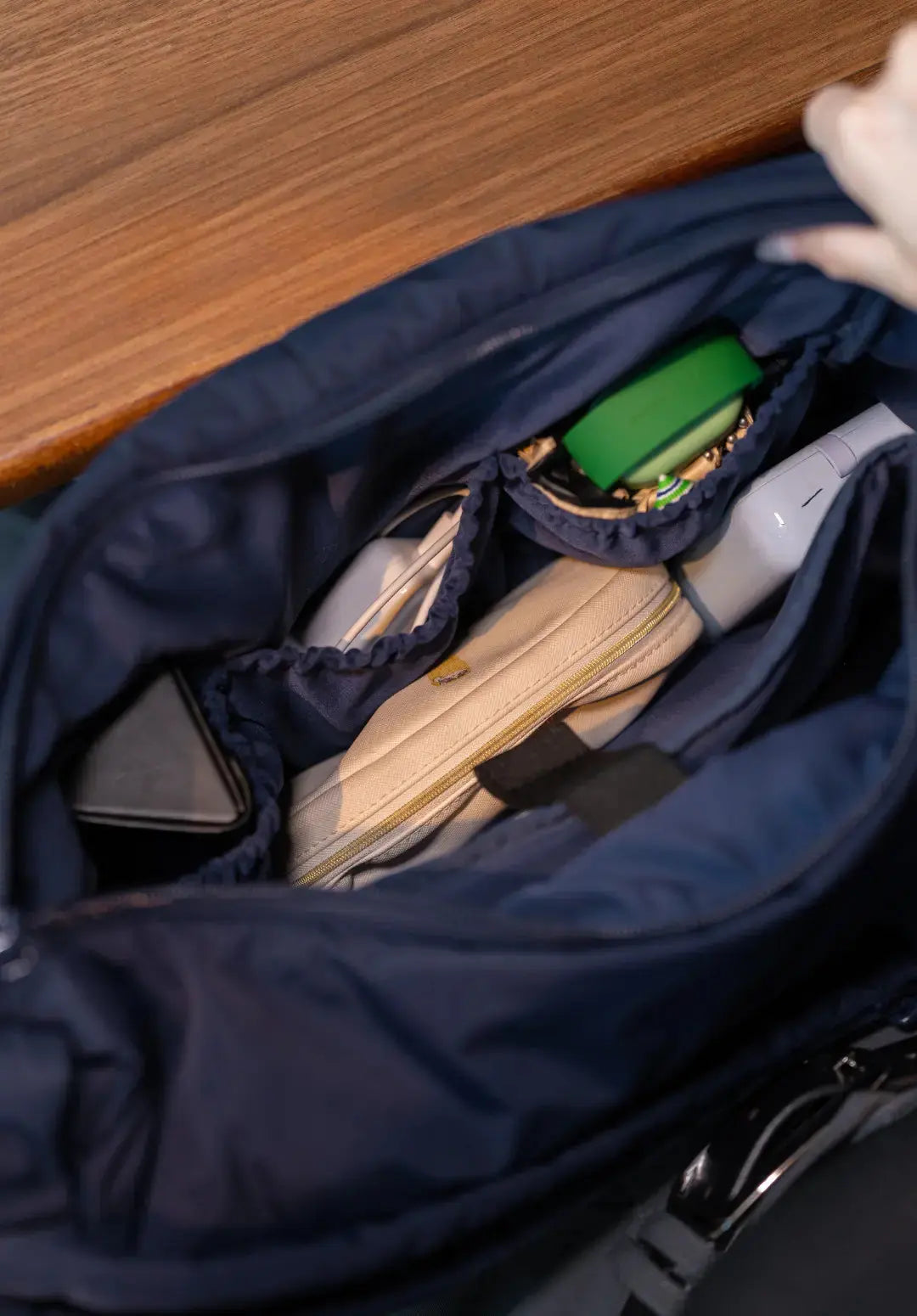 XL SIGNATURE POCKET CROSSBODY BAG IN MIDNIGHT