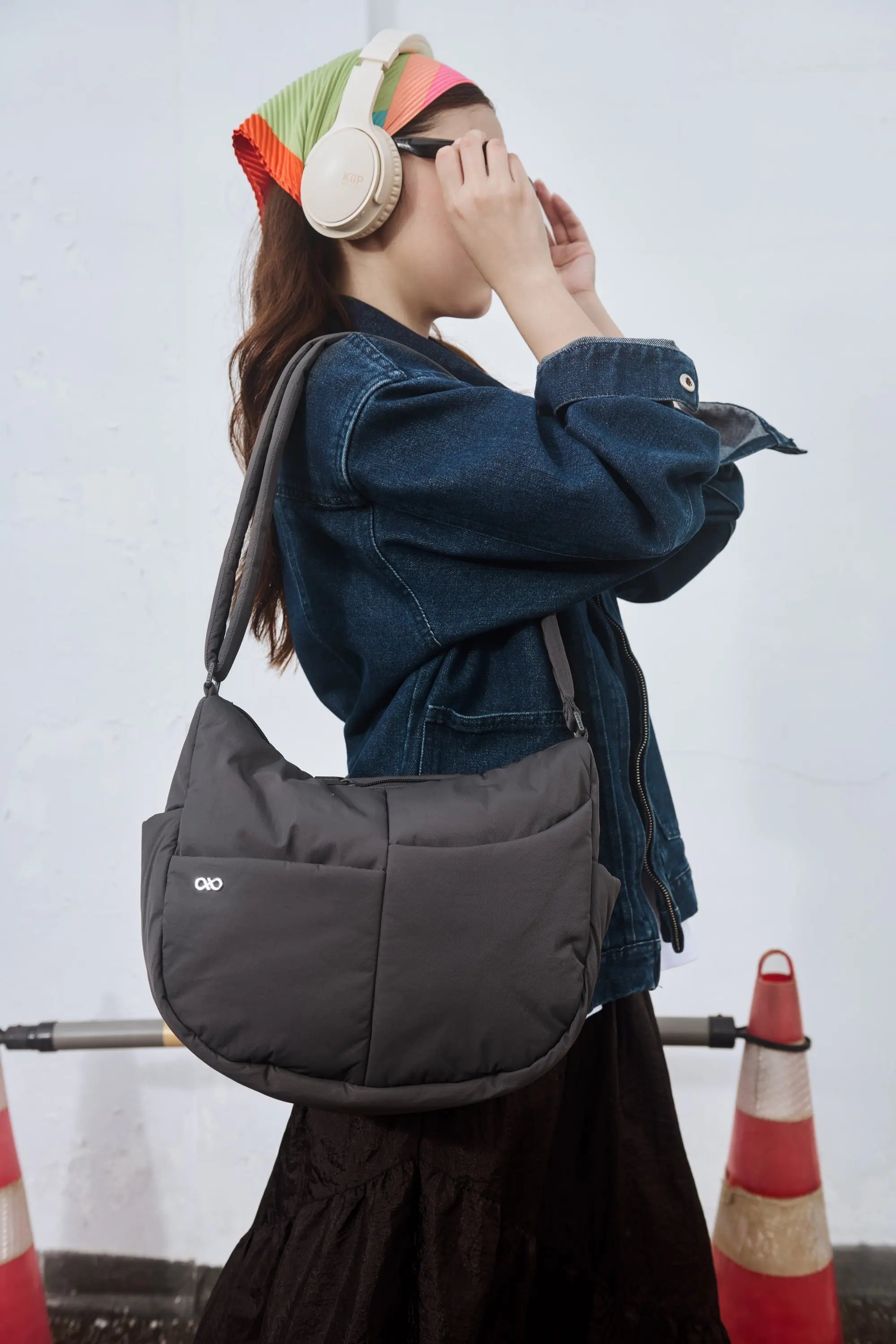 SIGNATURE POCKET CROSSBODY BAG IN POSH STORM GREY