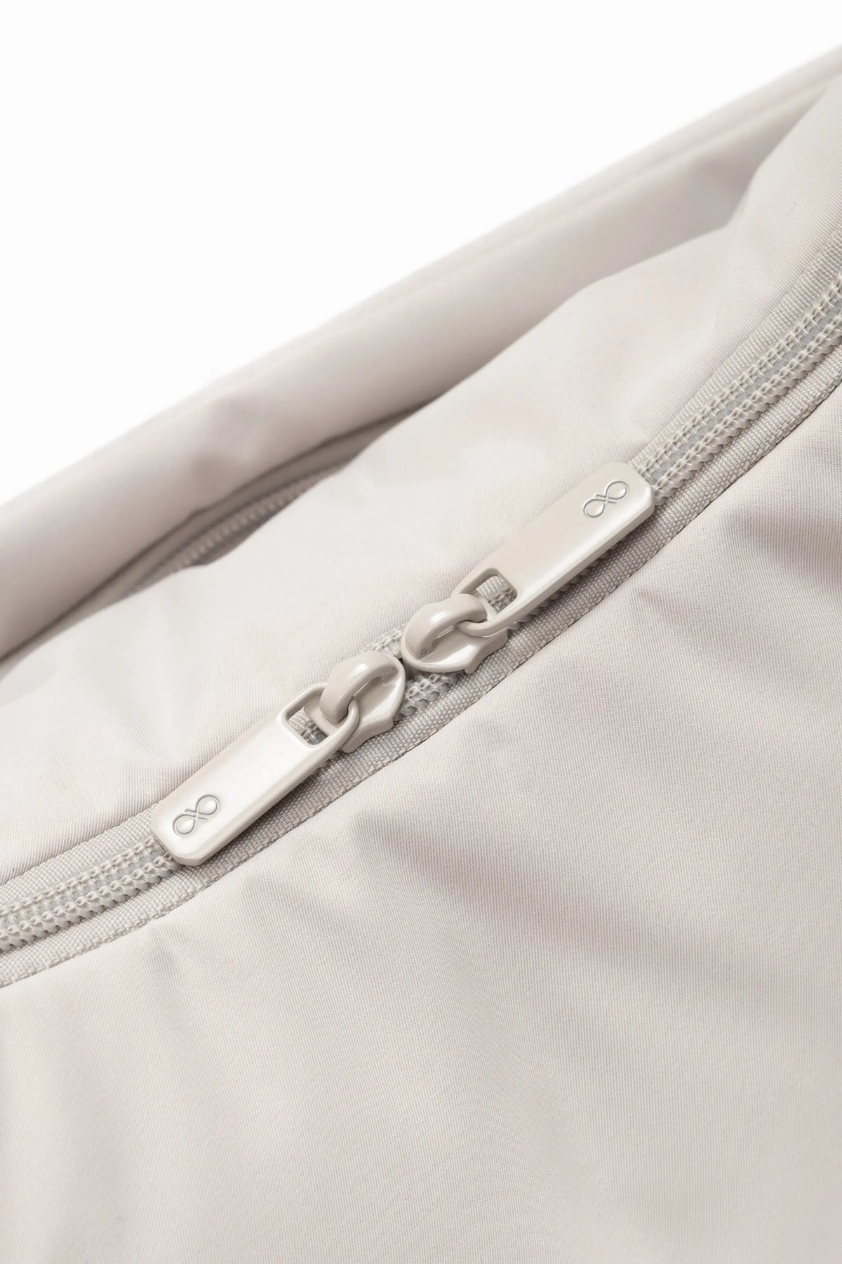 COSY LUXE L CRESCENT BAG 2.0 IN DOVE GREY