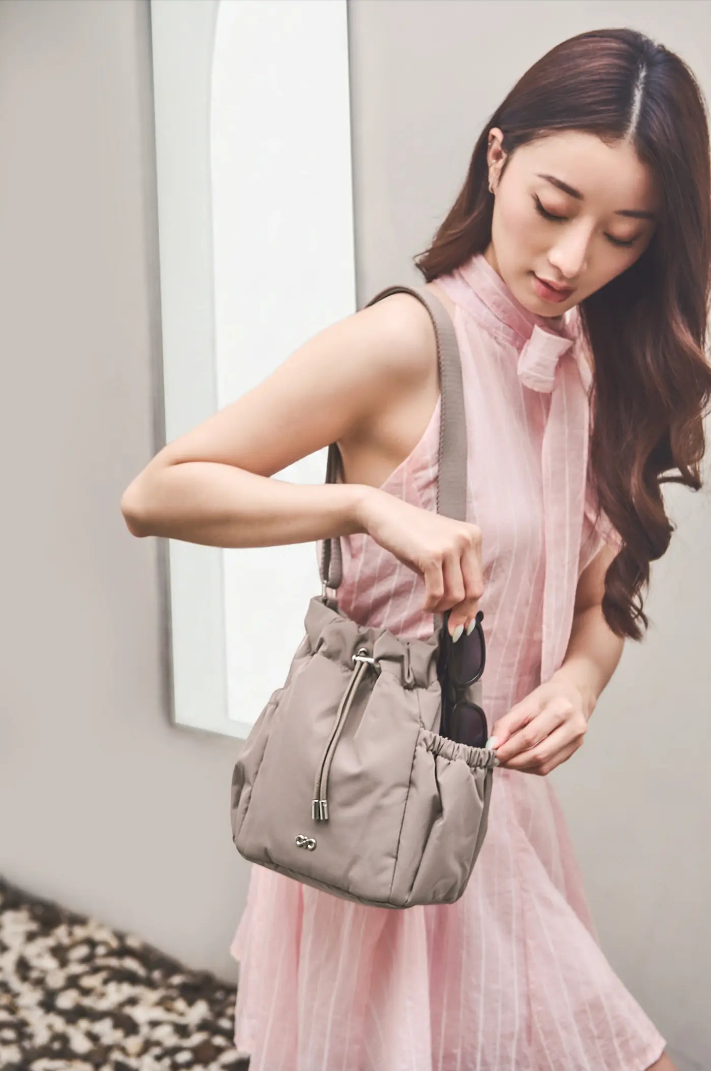 COSY LUXE BUCKET BAG IN TAUPE