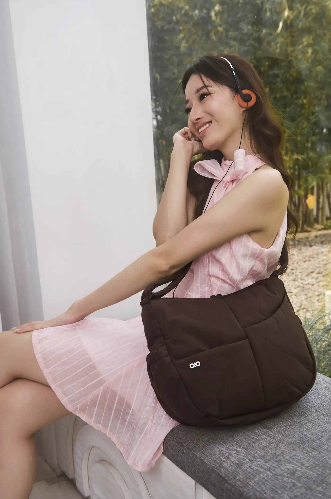 SIGNATURE POCKET CROSSBODY BAG 2.0 IN COSY CACAO