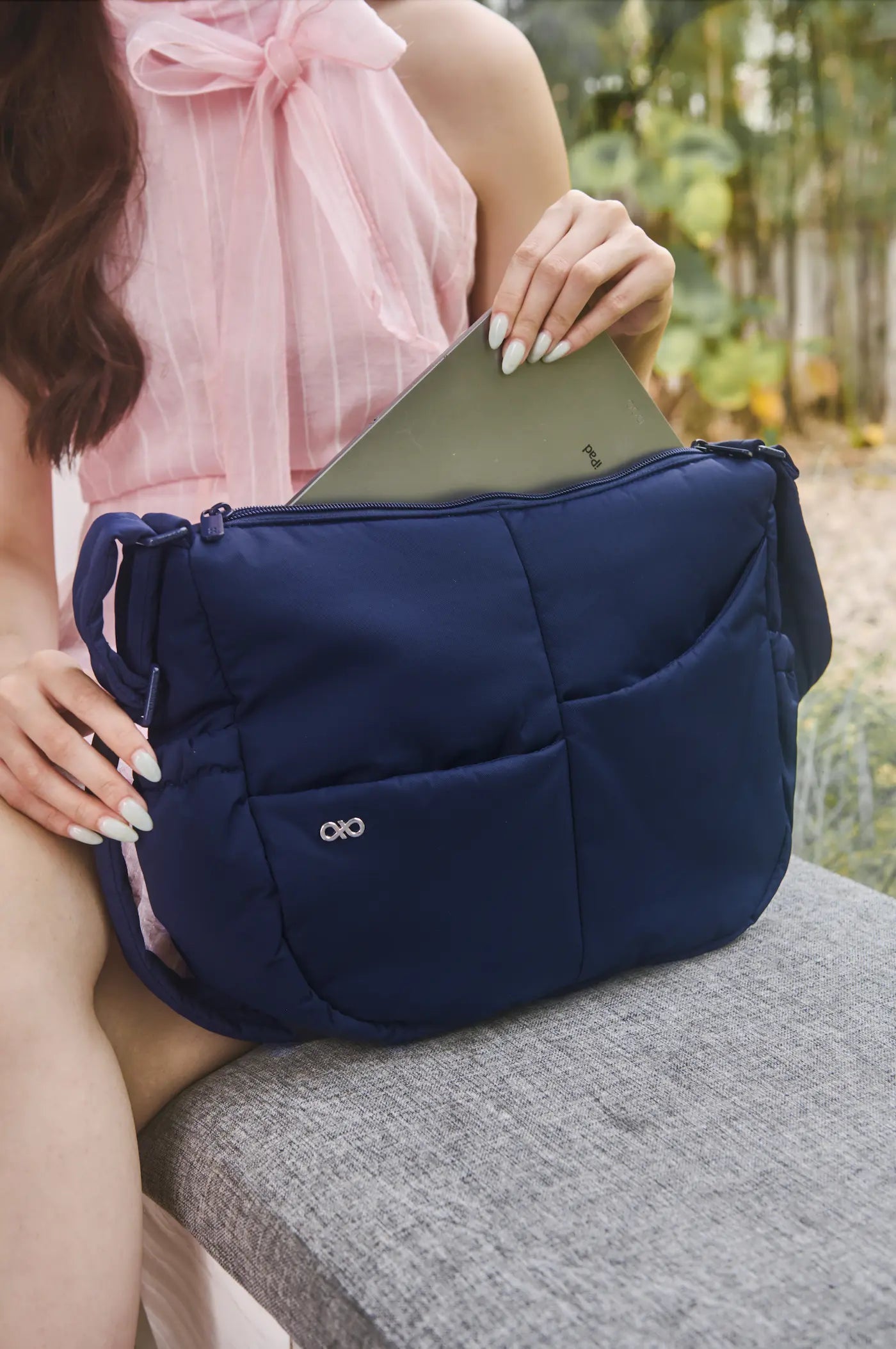 SIGNATURE POCKET CROSSBODY BAG 2.0 IN POSH MIDNIGHT