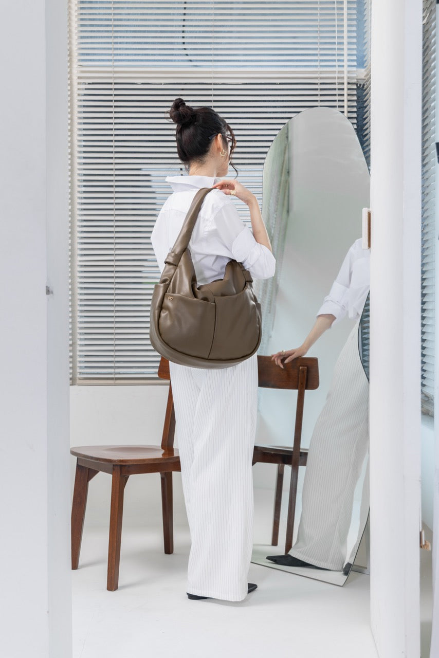 SIGNATURE POCKET SLOUCHY HOBO IN OLIVE