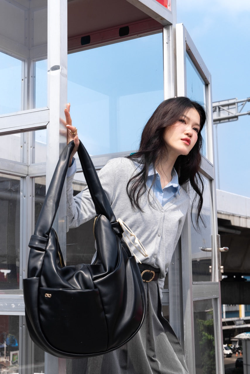 SIGNATURE POCKET SLOUCHY HOBO IN BLACK