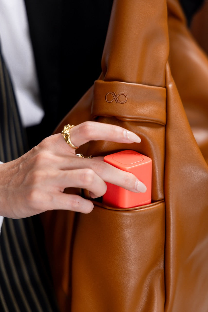 SIGNATURE POCKET SLOUCHY HOBO IN CAMEL