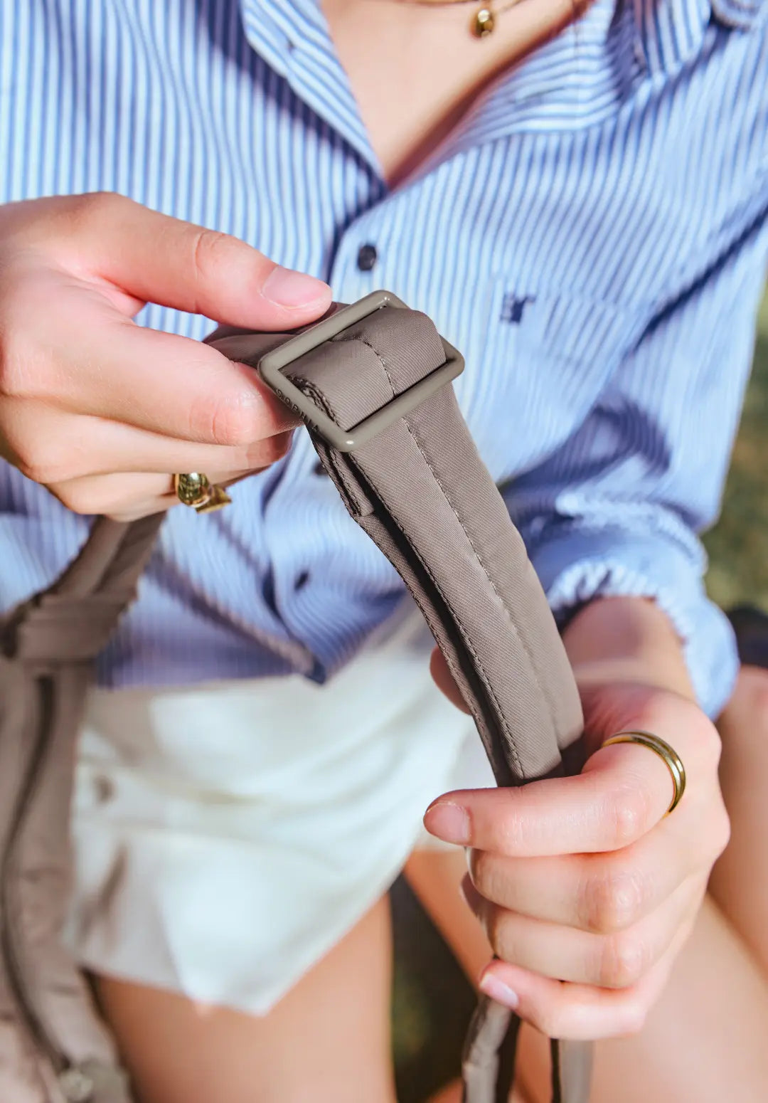 XL SIGNATURE POCKET CROSSBODY BAG IN TAUPE 