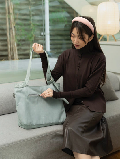 SIGNATURE POCKET DENIM TOTE BAG IN LIGHT WASH DENIM