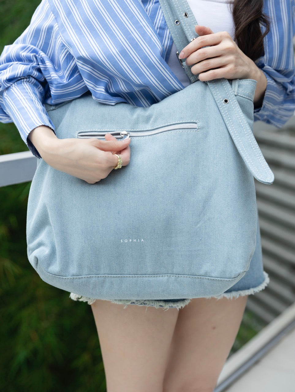 SIGNATURE POCKET DENIM TOTE BAG IN MID WASH DENIM