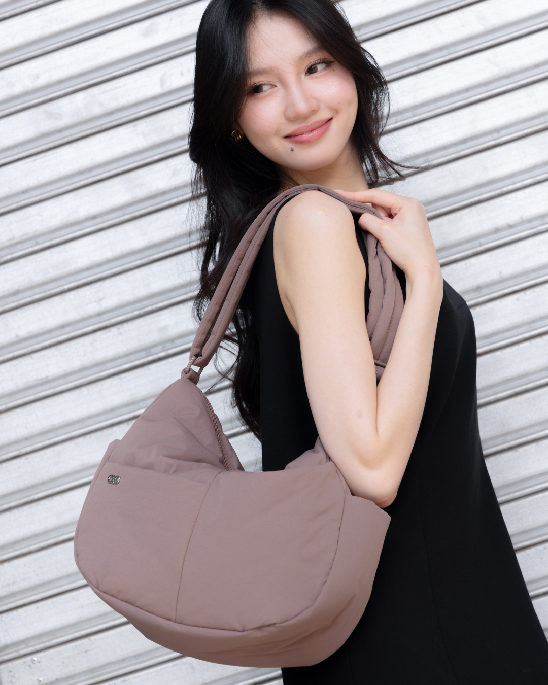 SIGNATURE POCKET CROSSBODY BAG IN POSH TAUPE
