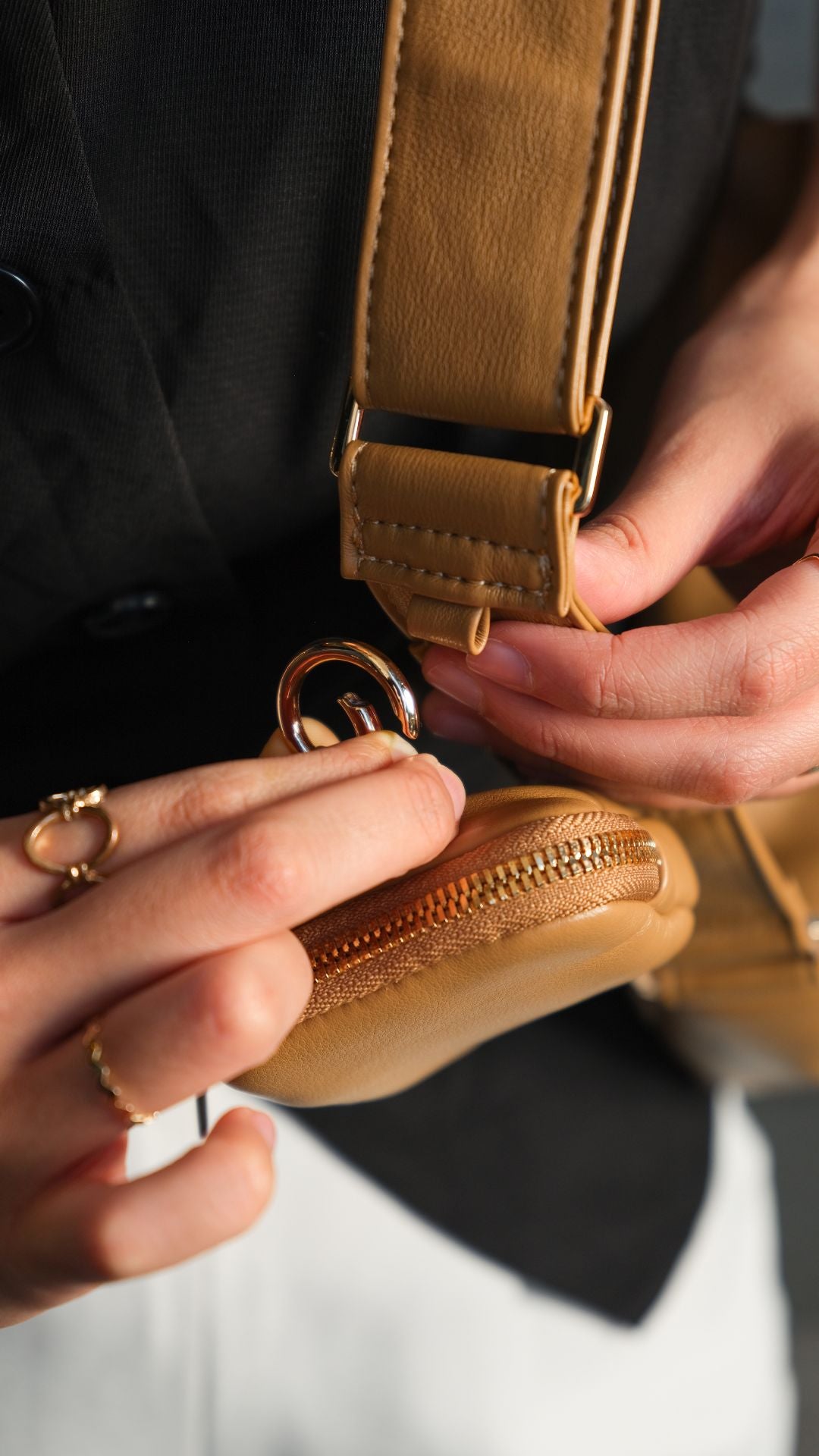 CUSHY SLING BAG IN LATTE