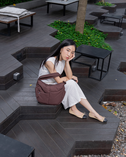 SIGNATURE POCKET CROSSBODY BAG IN POSH CHOCO