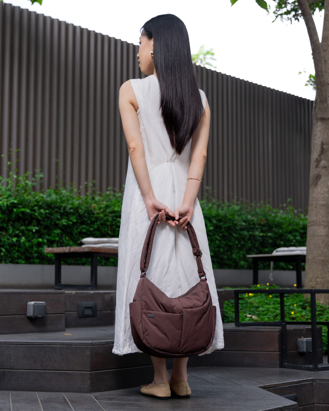 SIGNATURE POCKET CROSSBODY BAG IN POSH CHOCO