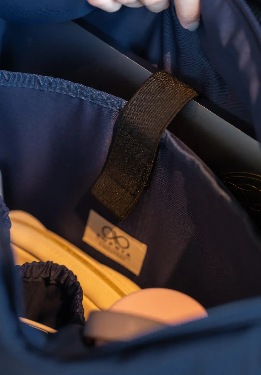 XL SIGNATURE POCKET CROSSBODY BAG IN MIDNIGHT 