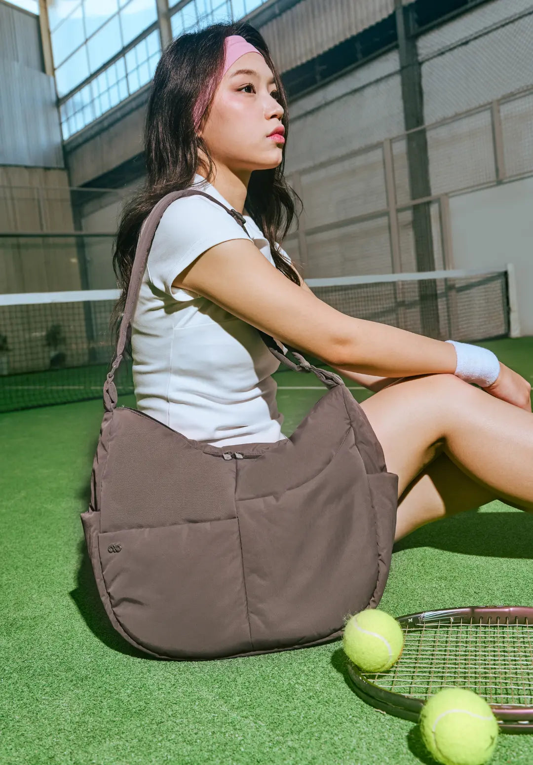 XL SIGNATURE POCKET CROSSBODY BAG IN TAUPE 