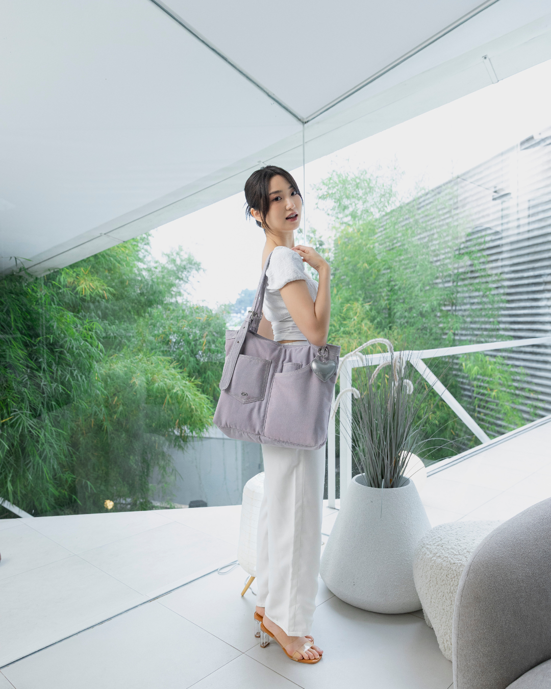 SIGNATURE POCKET DENIM TOTE BAG IN PURPLE DENIM