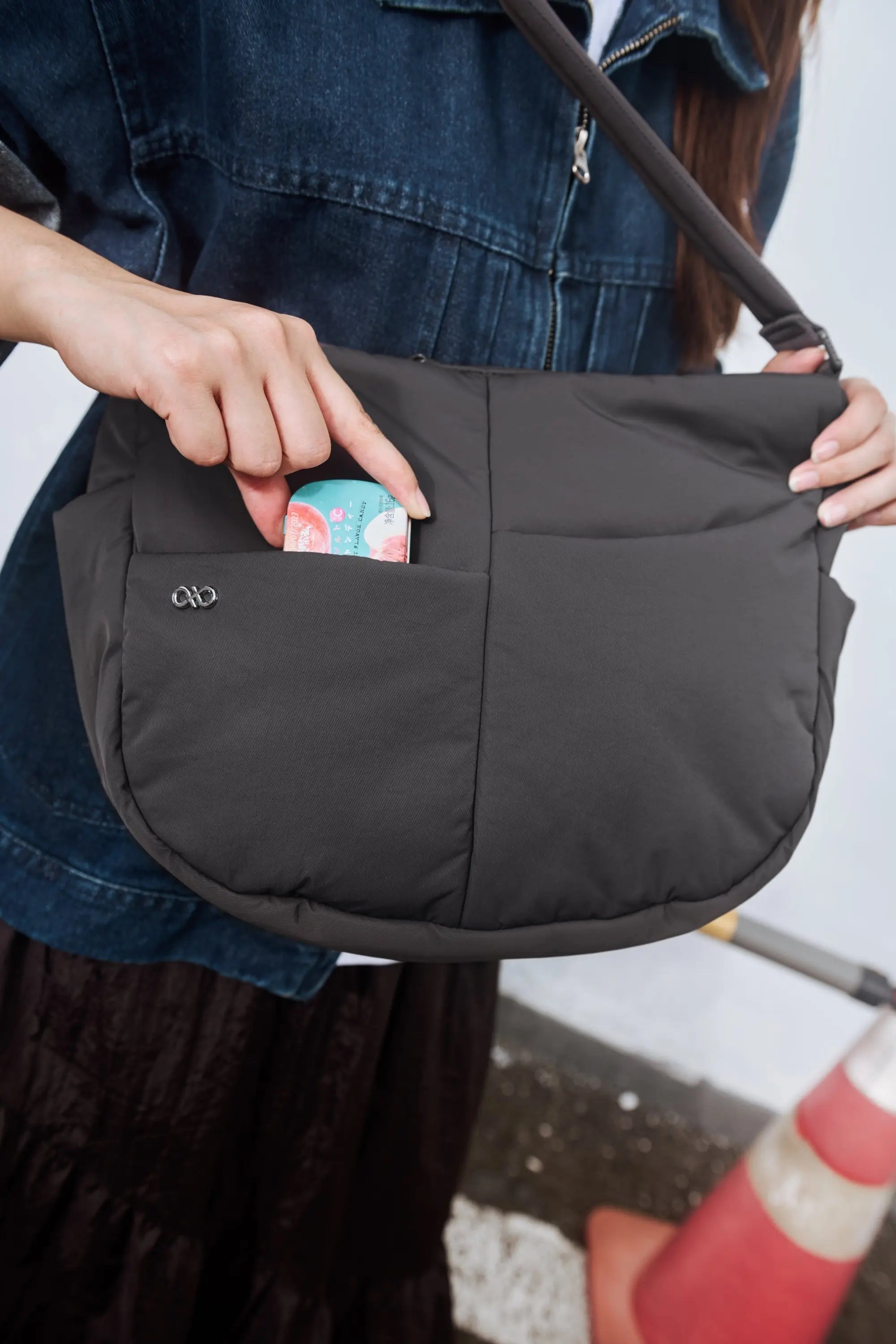 SIGNATURE POCKET CROSSBODY BAG IN POSH STORM GREY 