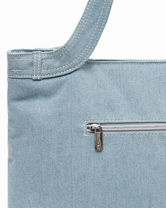 SIGNATURE POCKET DENIM TOTE BAG IN MID WASH DENIM