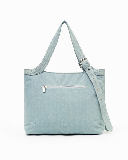 SIGNATURE POCKET DENIM TOTE BAG IN LIGHT WASH DENIM