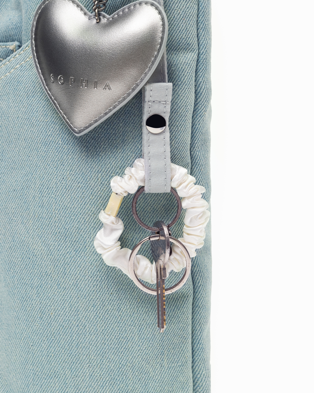 SIGNATURE POCKET DENIM TOTE BAG IN LIGHT WASH DENIM