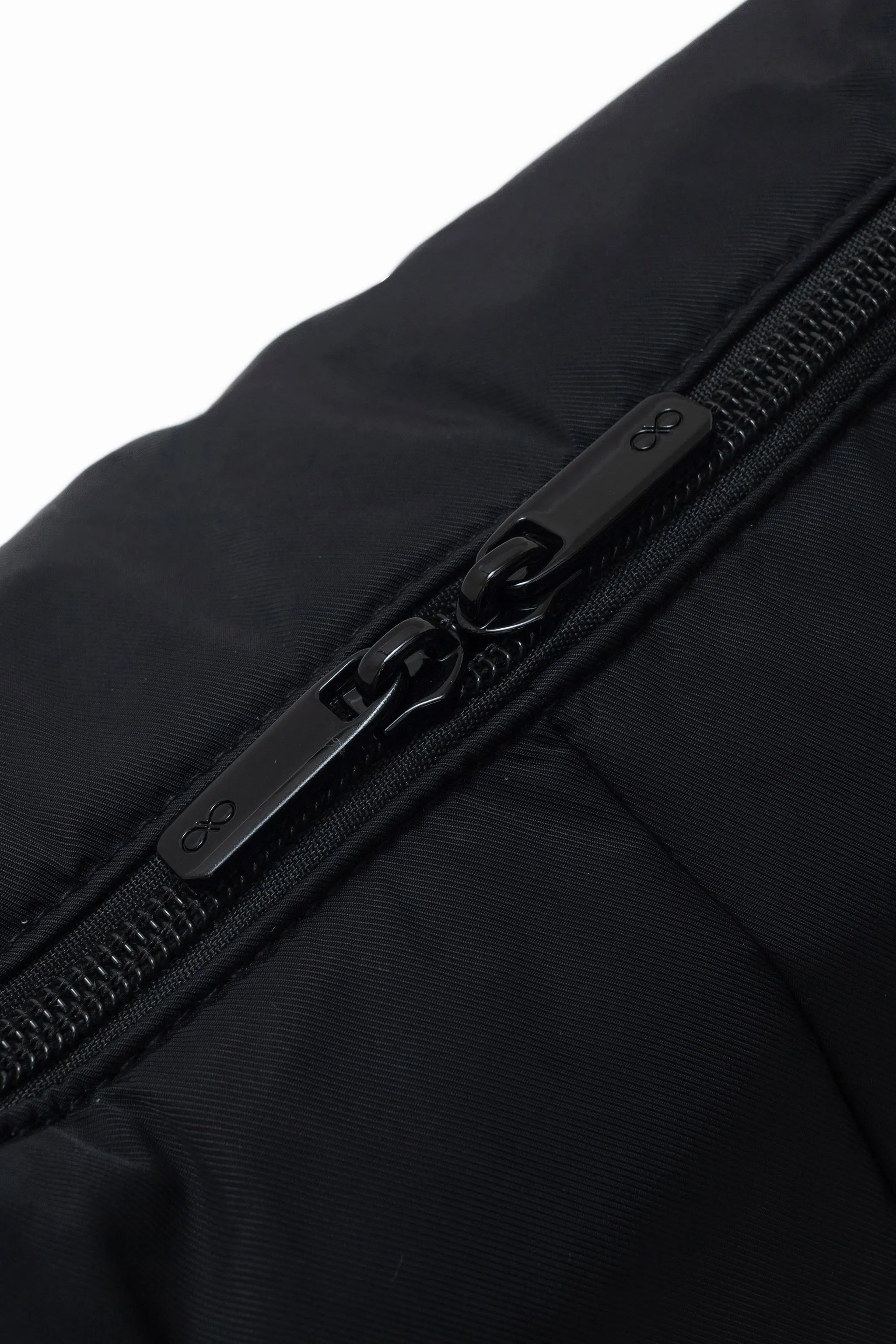 SIGNATURE POCKET CROSSBODY BAG 2.0 IN POSH JET BLACK 