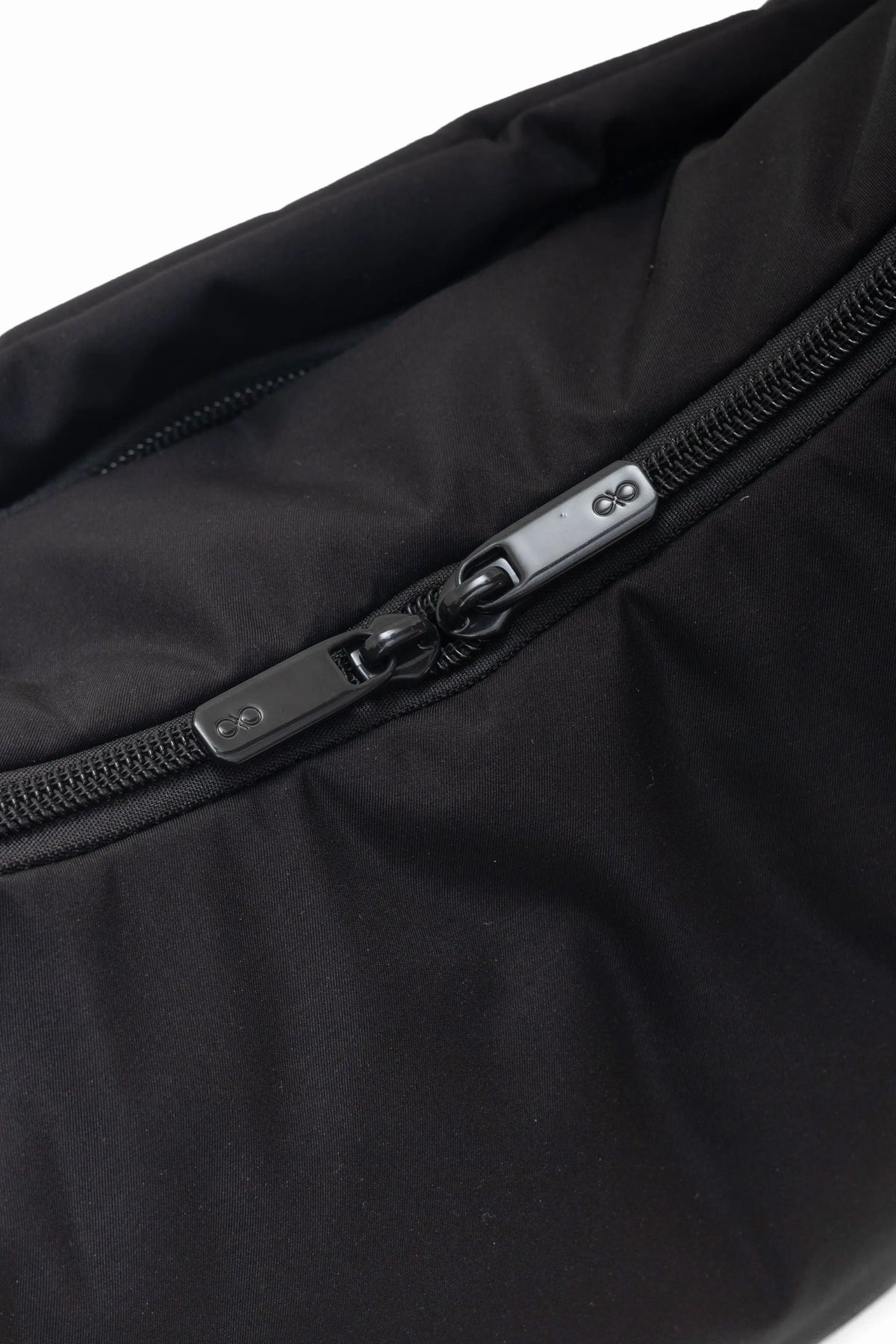 COSY LUXE L CRESCENT BAG 2.0 IN JET BLACK 