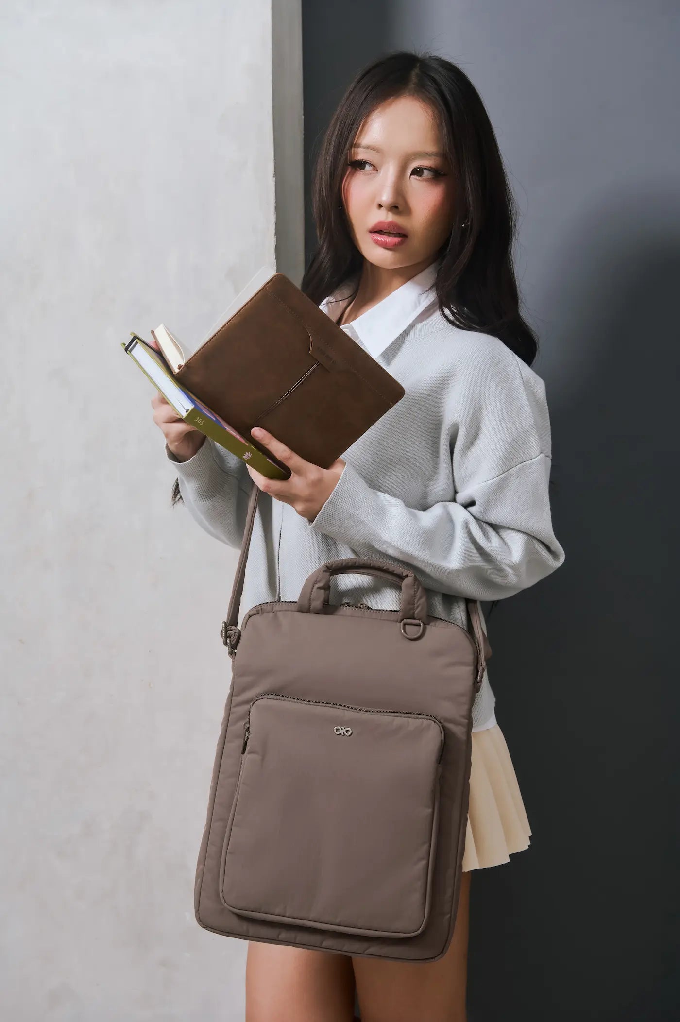 POSH LAPTOP BAG IN TAUPE 