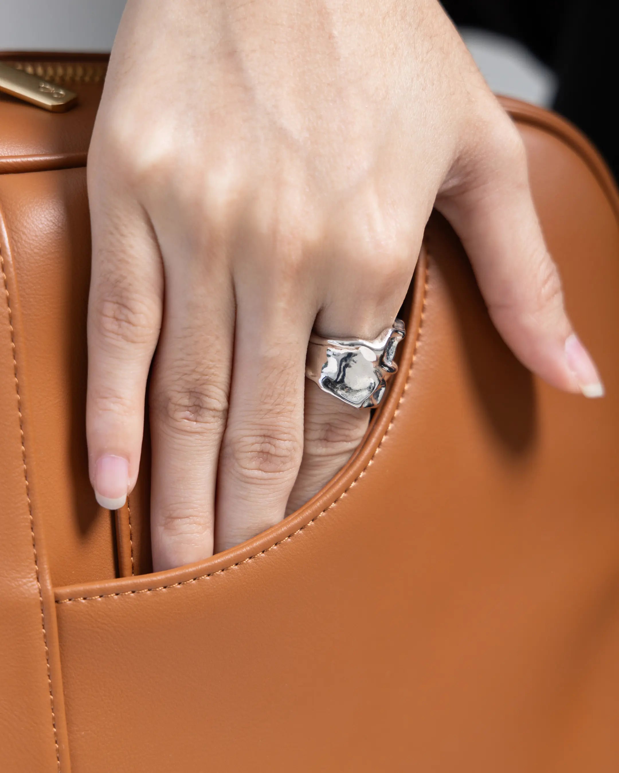 SIGNATURE POCKET M REI TOTE BAG IN CAMEL TSL Singapore