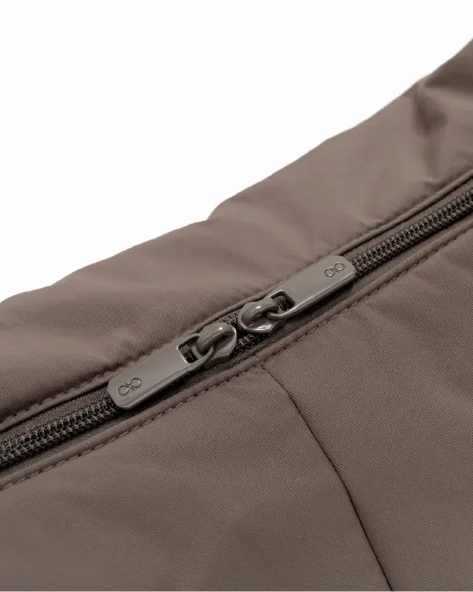 XL SIGNATURE POCKET CROSSBODY BAG IN TAUPE 