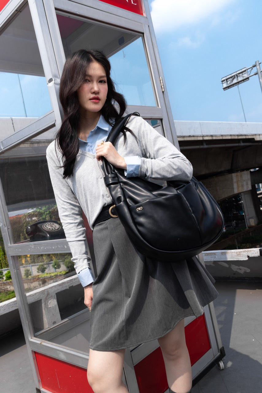 SIGNATURE POCKET SLOUCHY HOBO IN BLACK