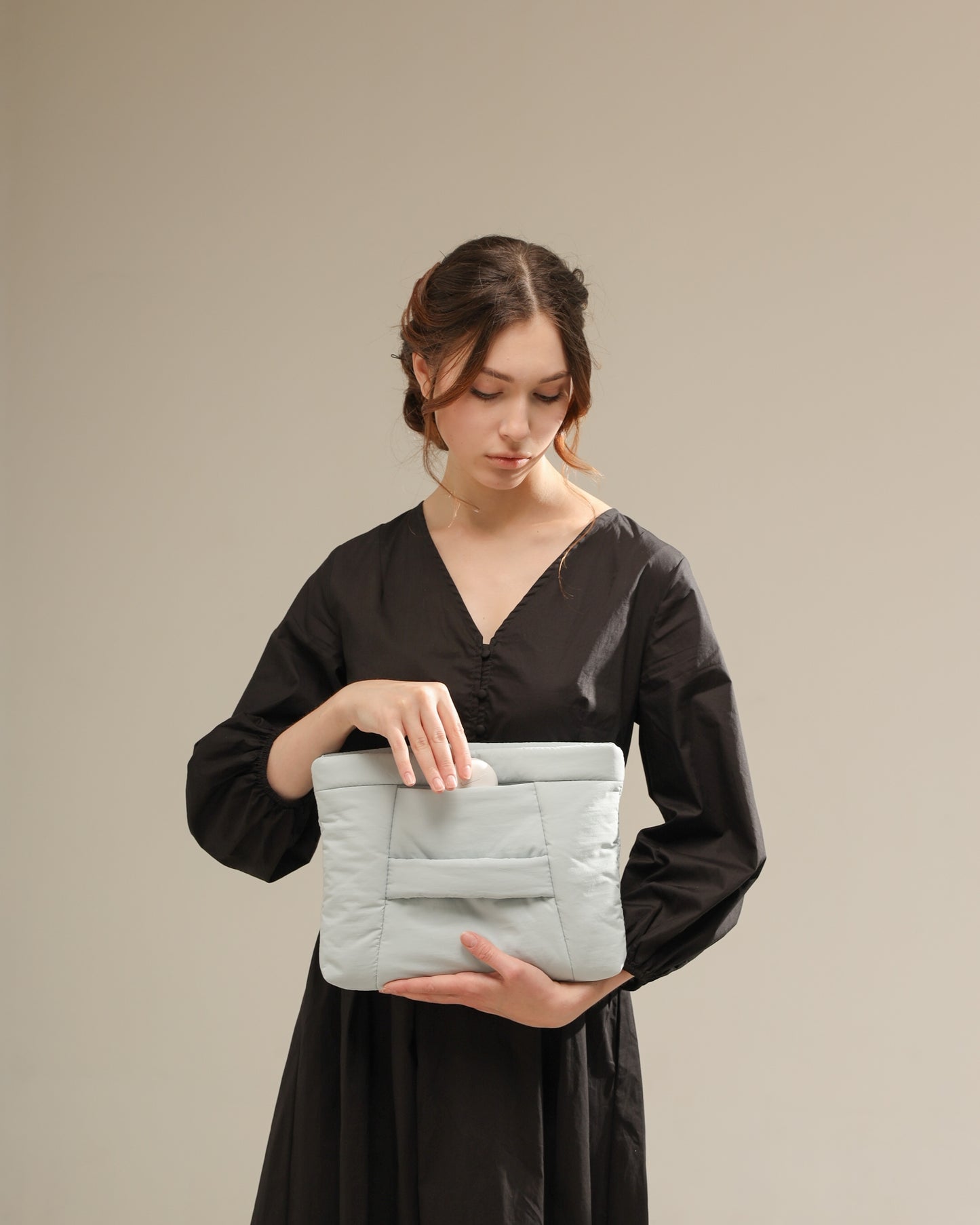 COSY PUFFY CLUTCH BAG IN GLACIER